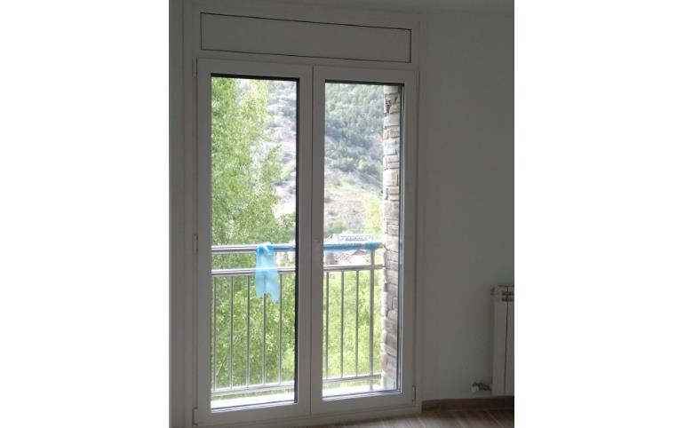 Balconera de dues fulles amb acabat interior blanc en un edifici d’Ordino